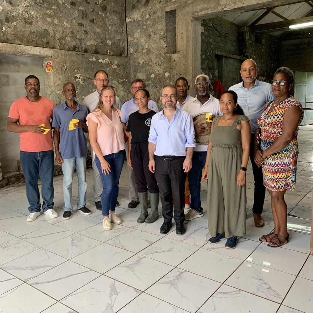 Valcaco a eu l’honneur d’accueillir M. Étienne Desplanques, Préfet de la Martinique, M. Vincent Pfister, Directeur adjoint de la DAAF, ainsi que plusieurs acteurs de la filière cacao, pour un après-midi d’échanges sur les enjeux du secteur, la visite d’une cacaoyère et un point d’étape sur la future Maison du Cacao. Ansanm nou pli fô !