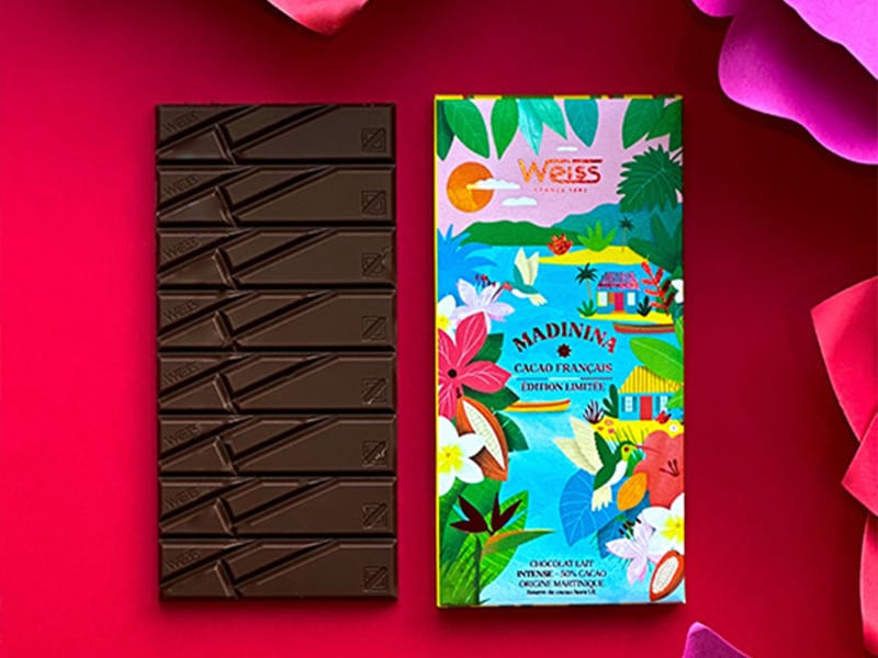 Madinina 50% Dark Milk marie la douceur d’un chocolat au lait à la puissance d’un cacao pure origine Martinique, aux notes délicatement céréalières et grillées. Une tablette rare, née de la collaboration entre Valcaco et la chocolaterie Weiss, qui offre un voyage gustatif à l’image de “l’île aux fleurs”.