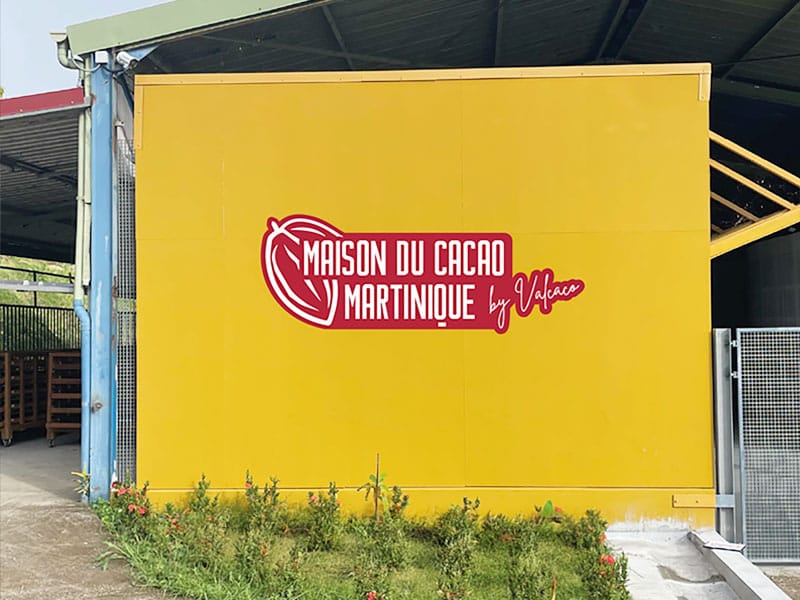 La Maison du Cacao a ouvert ses portes le samedi 28 mars ! Découvrez le parcours complet du chocolat, de la cabosse à la tablette, et rencontrez les acteurs de la filière cacao lors de visites touristiques en famille ou entre amis.