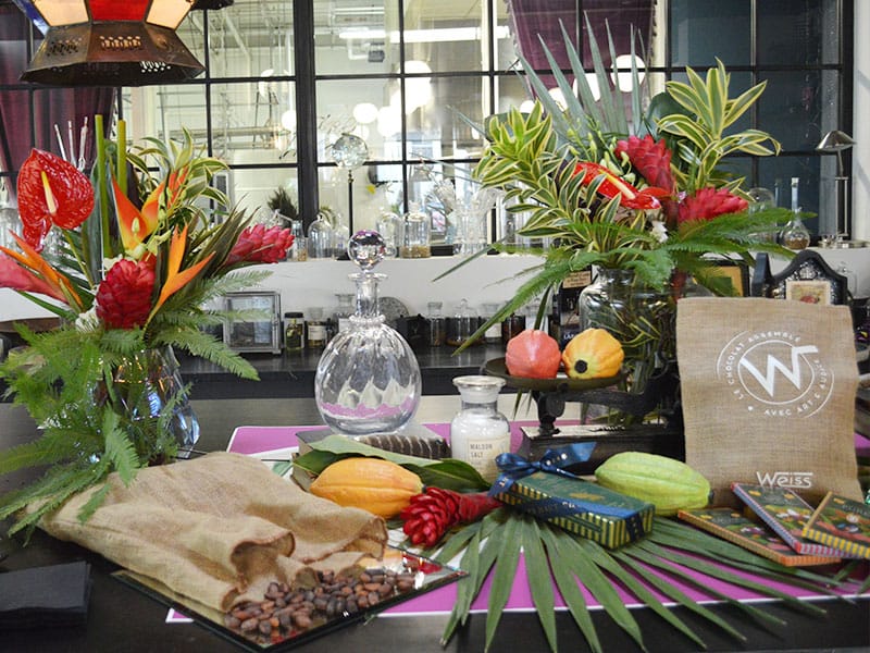 Valcaco était à Chicago pour le lancement de la collection “The Island of Flowers” de Vosges Haut-Chocolat, composée de trois tablettes au Grand Cru Martinique 50%. Ce partenariat, né d’une rencontre au Sirha 2025 avec Vosges et Weiss, met en lumière l’excellence du cacao martiniquais. Il illustre la démarche de Valcaco : faire grandir le territoire avec un chocolat pure origine et un univers visuel qui célèbre “l’île aux Fleurs”.